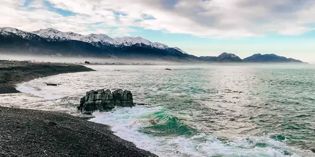 Kaikoura Beach With Mountains 